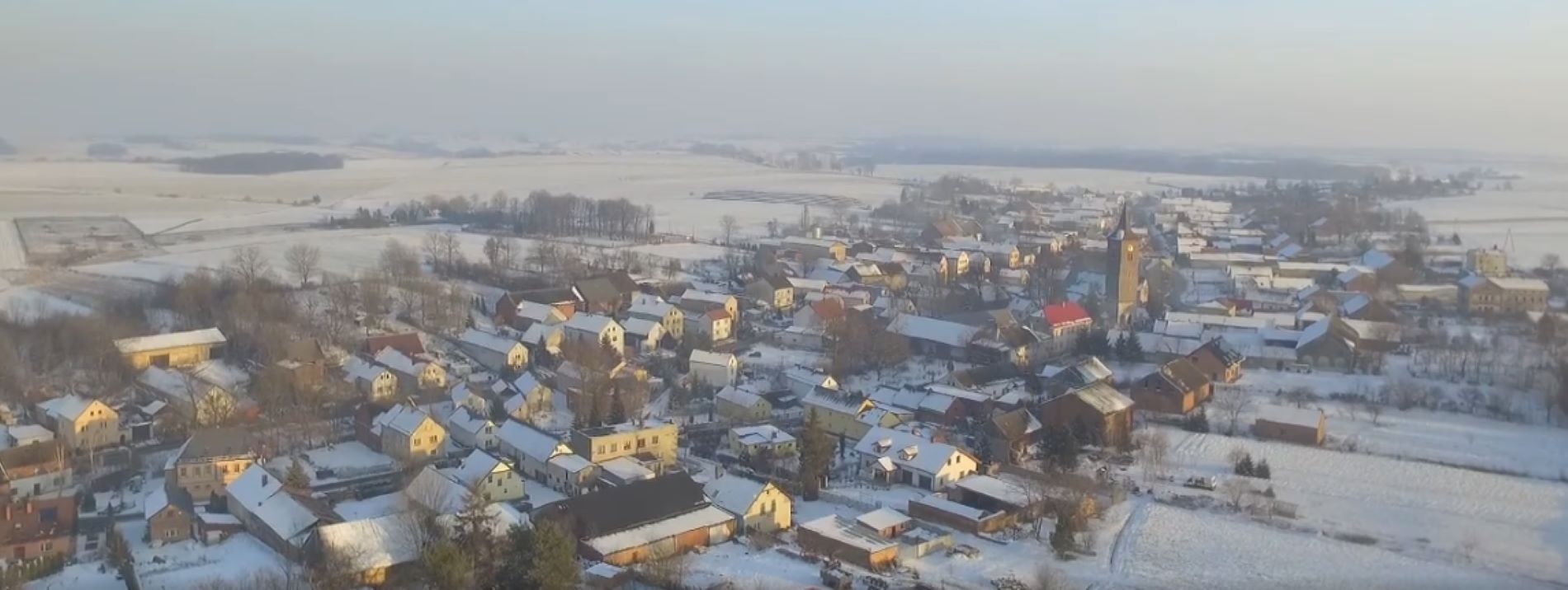  widok z lotu ptaka uniwersytetu od południa w czerni i bieli