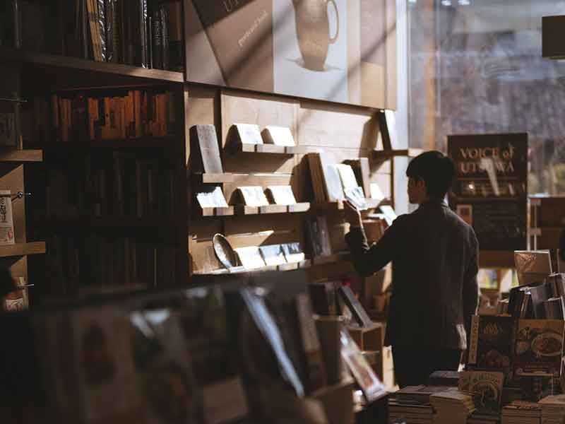 student przeglądający książki w księgarni